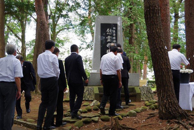 被爆体験を風化させず、核兵器廃絶を実現しようと碑に献花した（8月2日・栃木県宇都宮市）