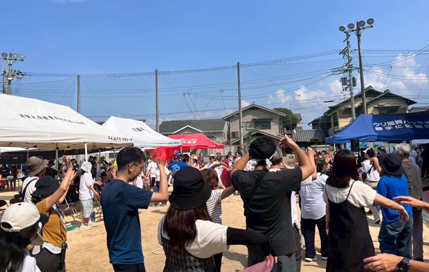 朝鮮歌舞団の音楽に合わせ、参加者全員で踊った（8月24日・滋賀県大津市）