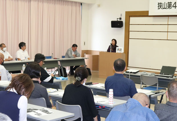 石川さんの短歌を紹介しながら、「心に不安と期待、落胆、怒りが満ちても、前を向いて生きた。その無念を晴らすため支援を」とよびかける石川早智子さん（10月4日・香川県丸亀市）