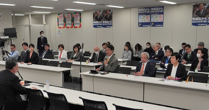 説明会の趣旨を語り、あいさつする党企業・団体交流委員会の大島敦・委員長（11月17日・東京）