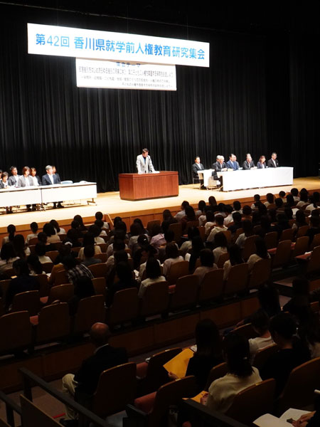 開会行事であいさつする岡田剛・集会実行委員長（10月１８日・香川県丸亀市）