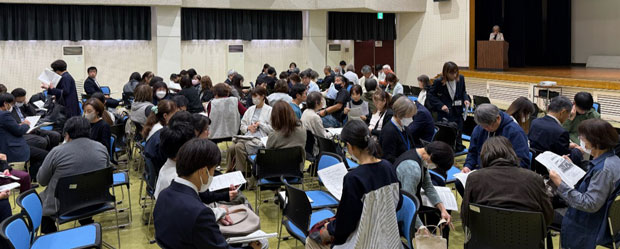 記念講演を受けて、グループでの意見交換にとりくんだ