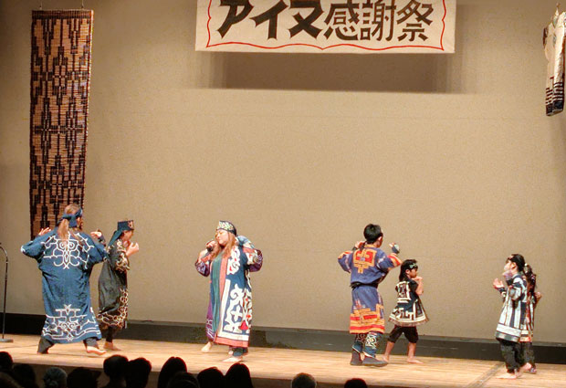 感謝祭の最後には、ポロリムセ（輪踊り）が披露された