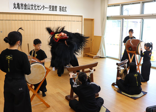 金山獅子組による祝賀演舞に大きな拍手が送られた（4月12日・香川県丸亀市）